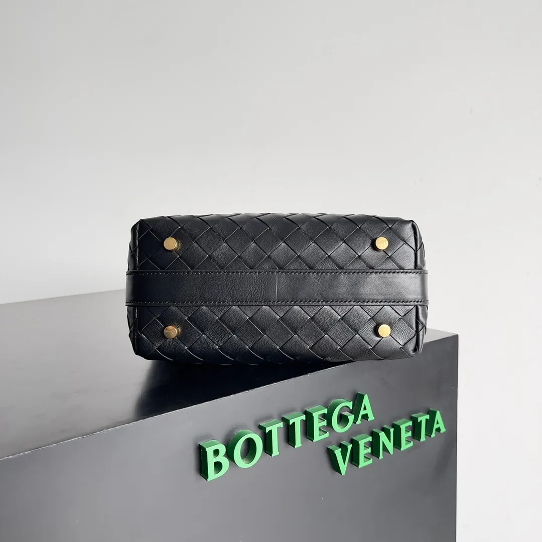 Batch 1860 predicts that BV Bottega will be popular again this year🔥 A lunch bag. The entire bag is made of top nappa, which is very soft and lightweight. It also uses the intrecciato weaving process that the two founders spent several months developing from the beginning of the brand. It is completely hand-woven by Italian craftsmen. It perfectly reflects the craftsmanship of Bottega. The entire bag shape is also a very practical and popular lunch box bag shape. The slightly curved arc of the bag mouth can also better fit our wrists. Style number: 754443 Size: 22*13*9